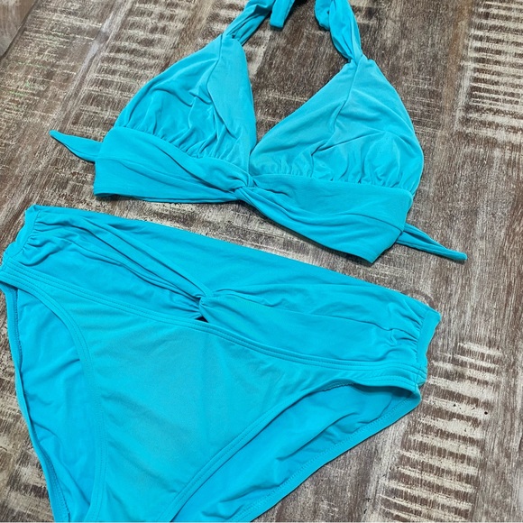 Carmen Marc Valvo bikini - Picture 2 of 6